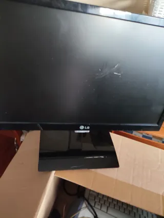 Packard Bell PC con 2 monitores, teclado y altavoc