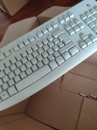 Packard Bell PC con 2 monitores, teclado y altavoc