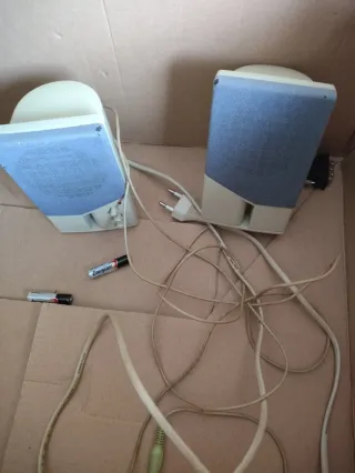 Packard Bell PC con 2 monitores, teclado y altavoc