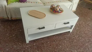 Mesa de centro blanca de madera y negociables