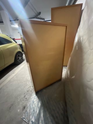 Vitrina pequeña de madera y cristal