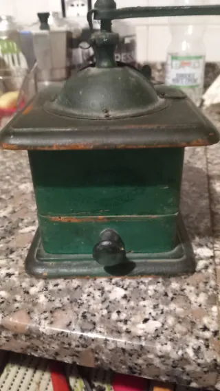 Macinino da caffè antico