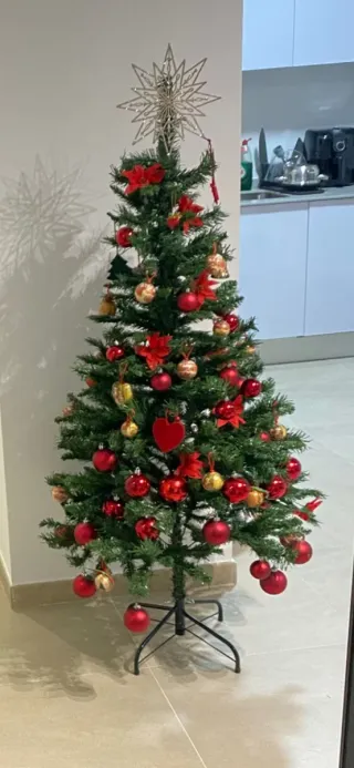 Árbol de Navidad con adornos