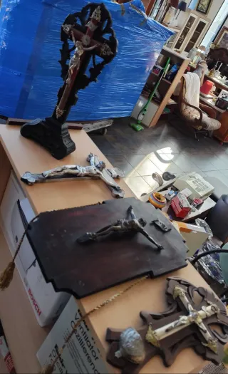 Crucifijo de madera y metal antiguo. Cuatro piezas