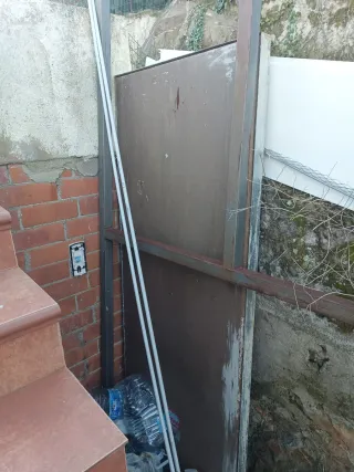 Puerta antiokupa metálica