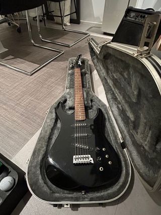 Guitarra Eléctrica Negra + Amplificador