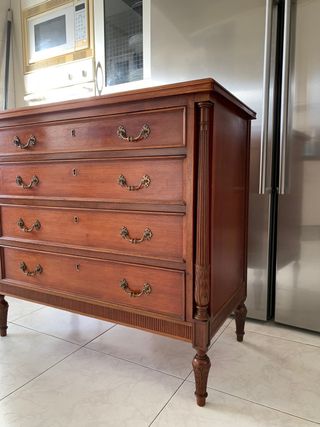 Cómoda vintage de madera de caoba
