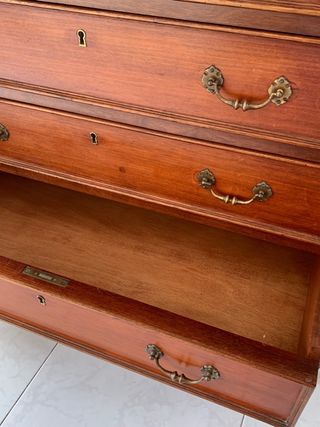 Cómoda vintage de madera de caoba