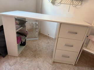 Scrivania bianca con cassetti e scaffali