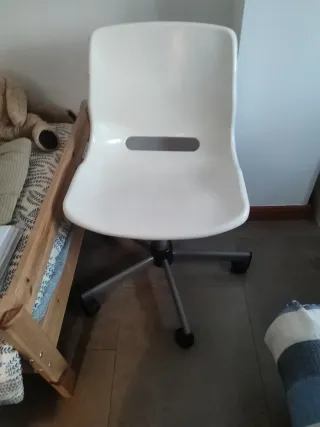 Silla de oficina blanca y gris