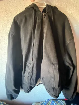 Chaqueta vaquera negra con capucha