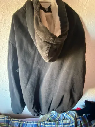 Chaqueta vaquera negra con capucha