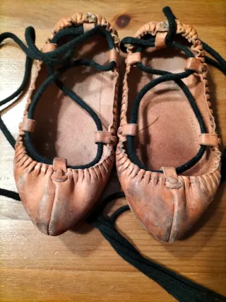 Abarca de cuero con cordones