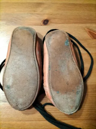 Abarca de cuero con cordones