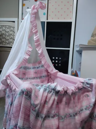 Cuna de juguete rosa con dosel