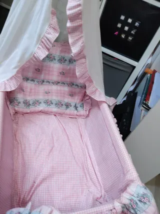 Cuna de juguete rosa con dosel