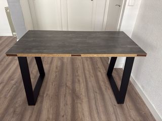 Mesa de comedor moderna con patas de metal