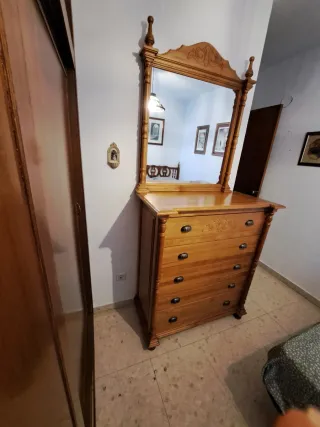 Cómoda y mesita de noche de madera