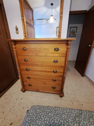 Cómoda y mesita de noche de madera