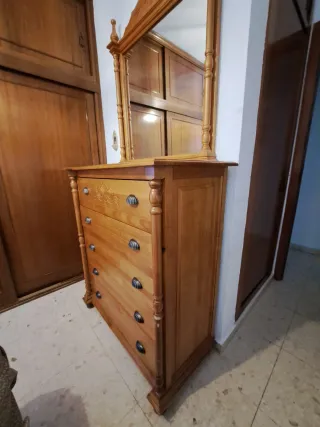 Cómoda y mesita de noche de madera