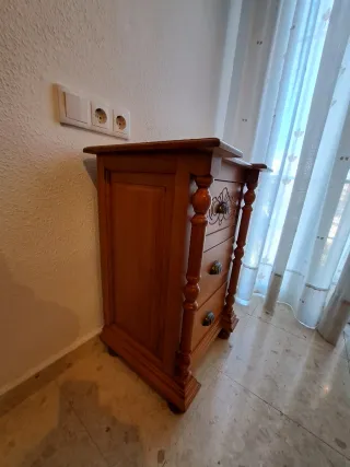 Cómoda y mesita de noche de madera
