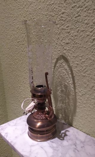 LÁMPARA EN FORMA DE QUINQUÉ