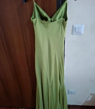 Abito lungo verde con scialle