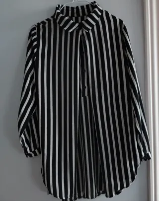 Camisa rayas Blanco y Negro.