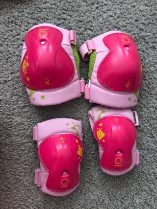 Patines y equipo de protección rosa