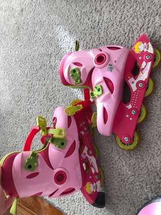 Patines y equipo de protección rosa