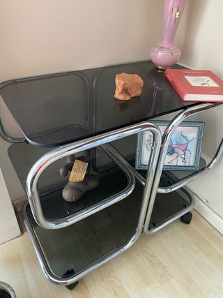 Mesita auxiliar cromada con ruedas