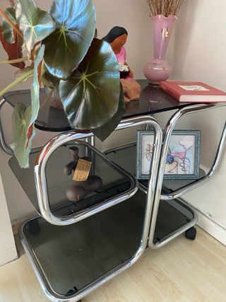 Mesita auxiliar cromada con ruedas