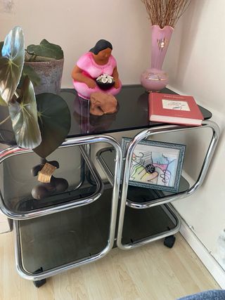 Mesita auxiliar cromada con ruedas