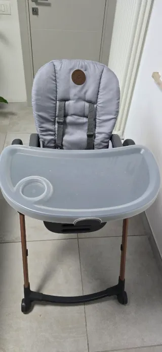 Seggiolone maxi cosi  grigio con gambe in legno