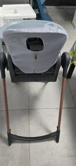 Seggiolone maxi cosi  grigio con gambe in legno