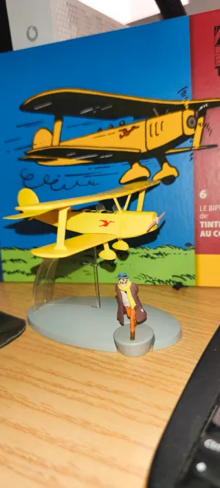 Figurita Tintín Avión Amarillo