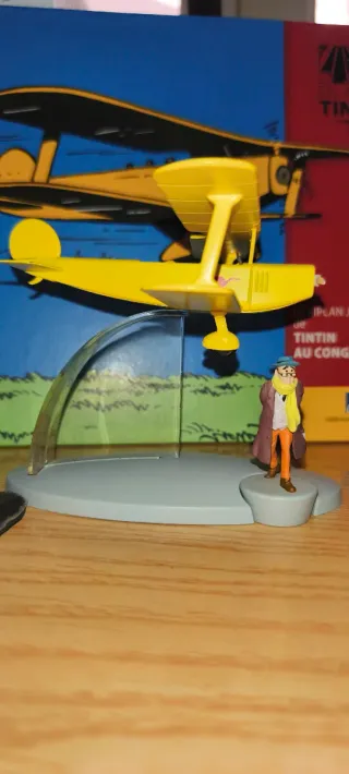 Figurita Tintín Avión Amarillo