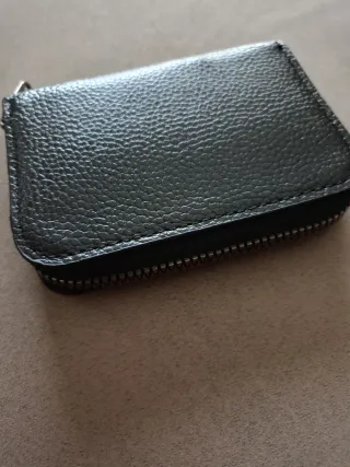 Tarjetero negro con cremallera