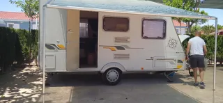 Toldo y cerramiento ligero para caravana