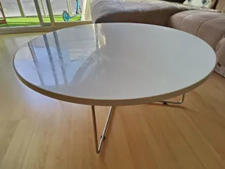 Mesa de centro redonda blanca y patas plateada