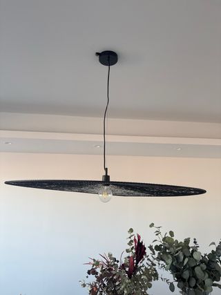 Lámpara de techo Kave Home con acabado negro.