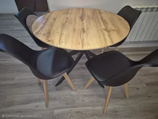 Mesa redonda madera y 4 sillas negras