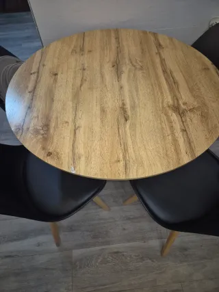 Mesa redonda madera y 4 sillas negras