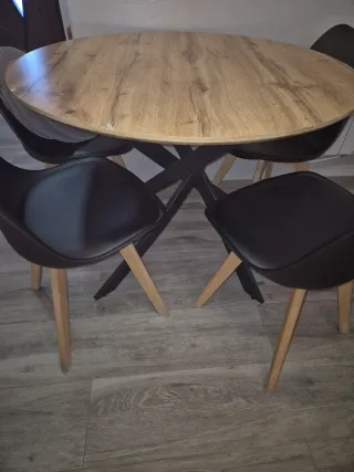 Mesa redonda madera y 4 sillas negras