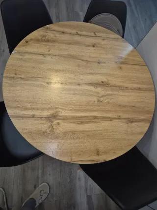 Mesa redonda madera y 4 sillas negras