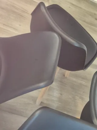 Mesa redonda madera y 4 sillas negras