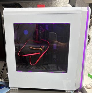 PC Gaming Blanco con Luces LED Moradas