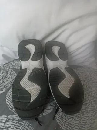 Zapatillas Puma Negras y Blancas