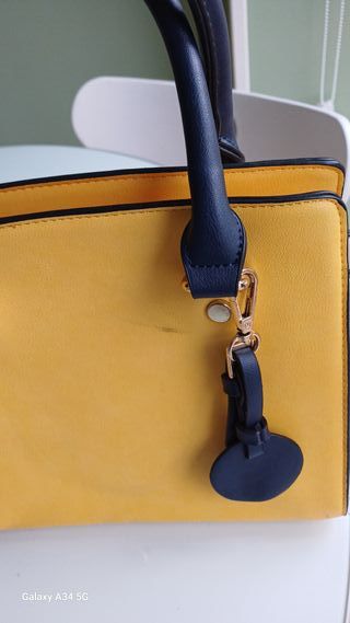 Bolso de mano amarillo y blanco