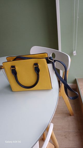 Bolso de mano amarillo y blanco